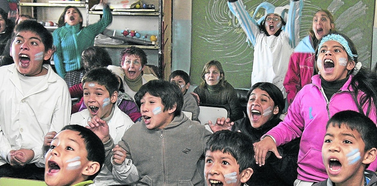 Furor Mundial: escuelas de Funes se acomodan para que se nadie se pierda el debut de Argentina